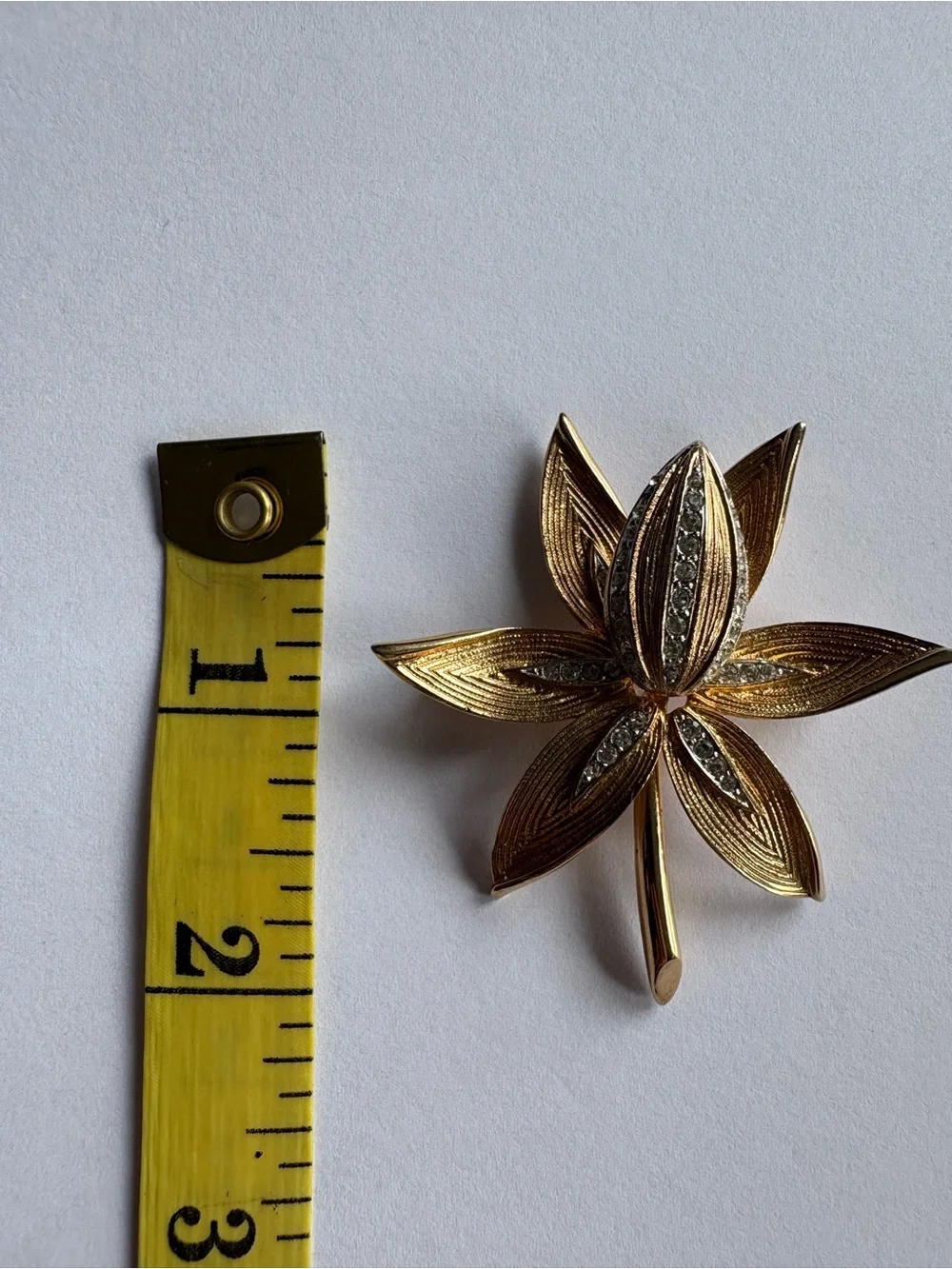 Vintage Kramer Clear Rhinestone Gold Tone Flower Brooch Pin‎ Orchid Water Lily